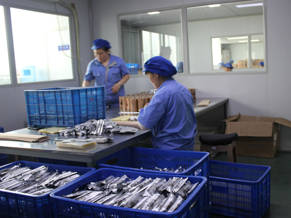 自己做膏藥生產(chǎn)商自己建廠合適還是找代加工廠家合作貼牌？